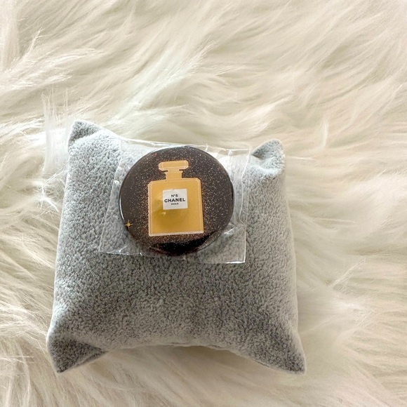 CHANEL No 5 Badge Pin 2021 Limited Edition Collectible New - Picture 3 of 4